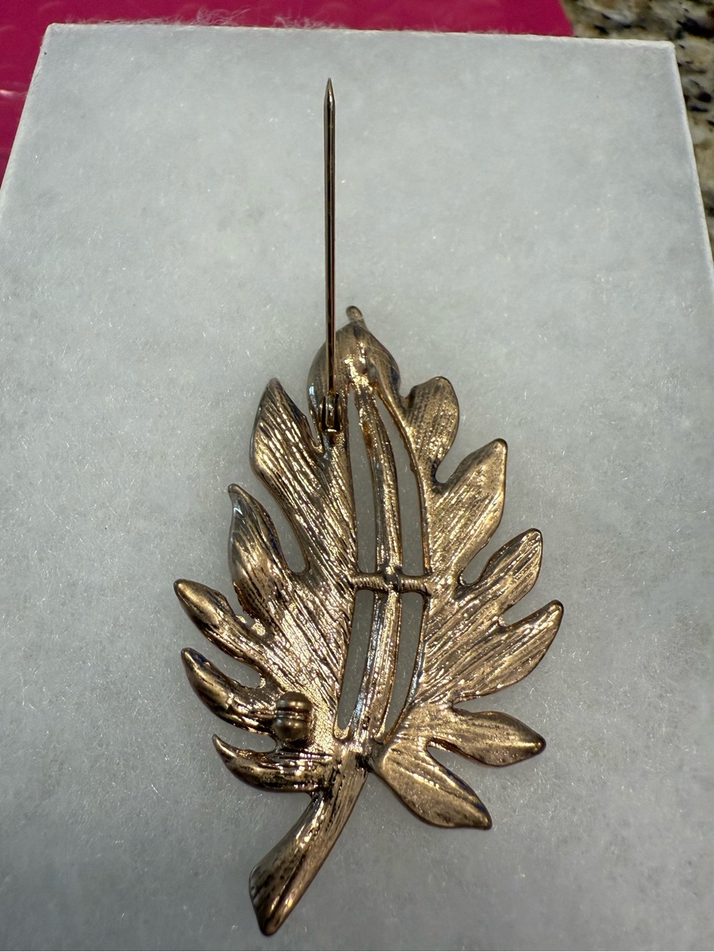 Vintage leaf gold tone brooch round and rectangular rhinestones - Picture 5 of 9